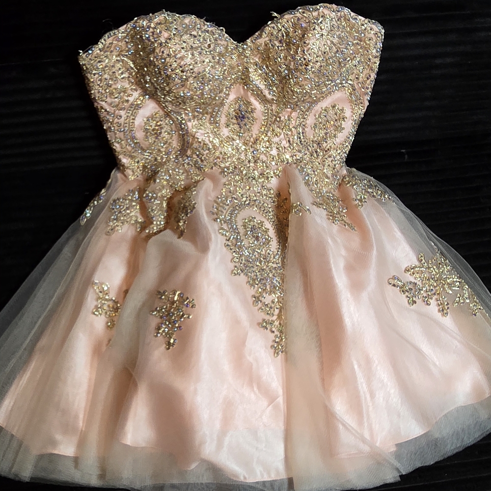 Beautiful dress of a woman size smoll, with beautiful gold details, to look at i